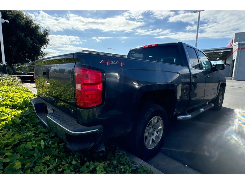 Chevrolet Silverado Vehicle Full-screen Gallery Image 03