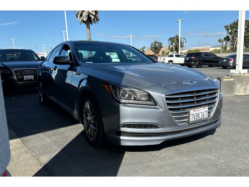 Hyundai Genesis Vehicle Full-screen Gallery Image 02