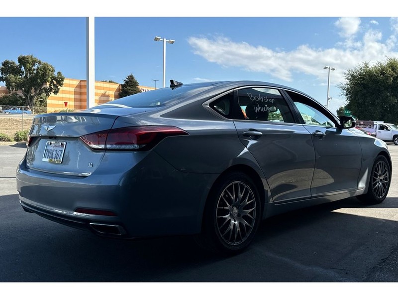 Hyundai Genesis Vehicle Full-screen Gallery Image 03