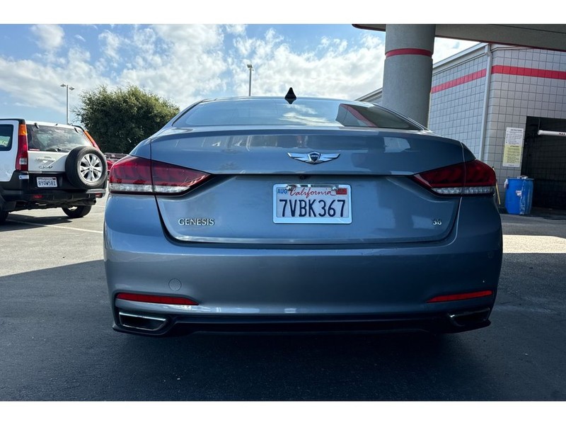 Hyundai Genesis Vehicle Full-screen Gallery Image 04