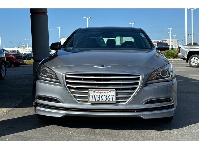 Hyundai Genesis Vehicle Full-screen Gallery Image 05
