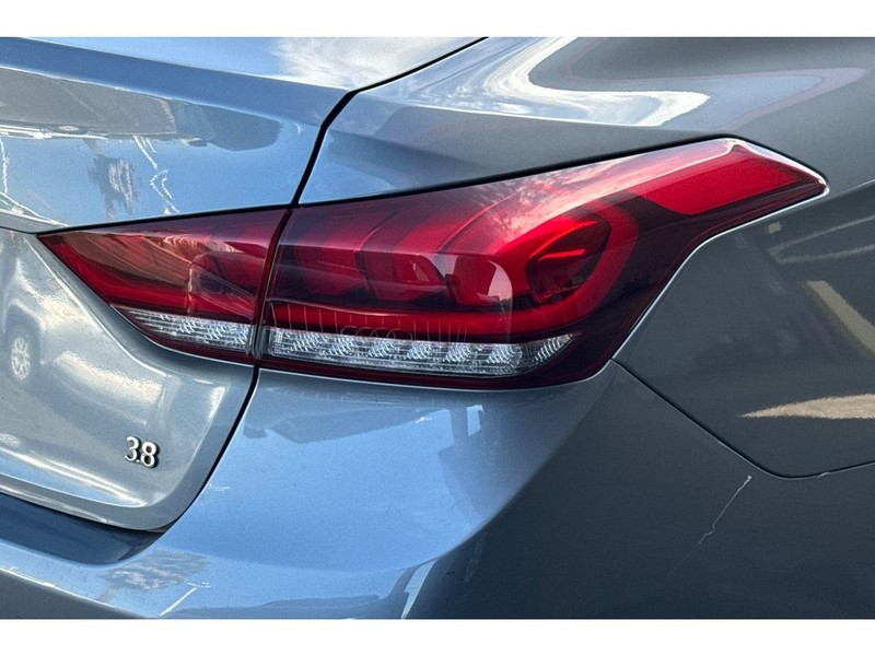 Hyundai Genesis Vehicle Full-screen Gallery Image 06