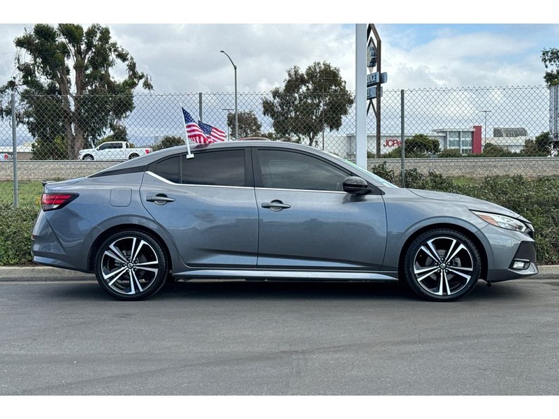 Nissan Sentra Vehicle Full-screen Gallery Image 03