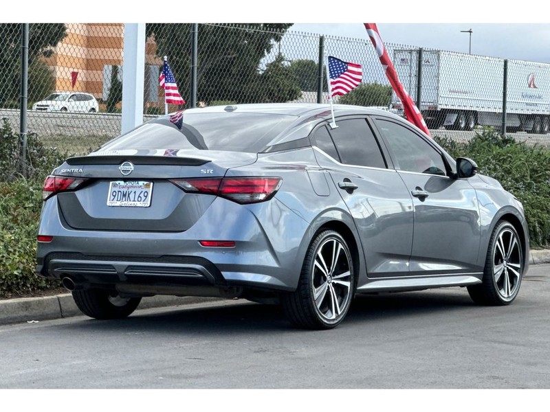 Nissan Sentra Vehicle Full-screen Gallery Image 04