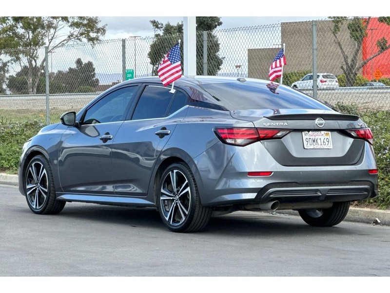 Nissan Sentra Vehicle Full-screen Gallery Image 06