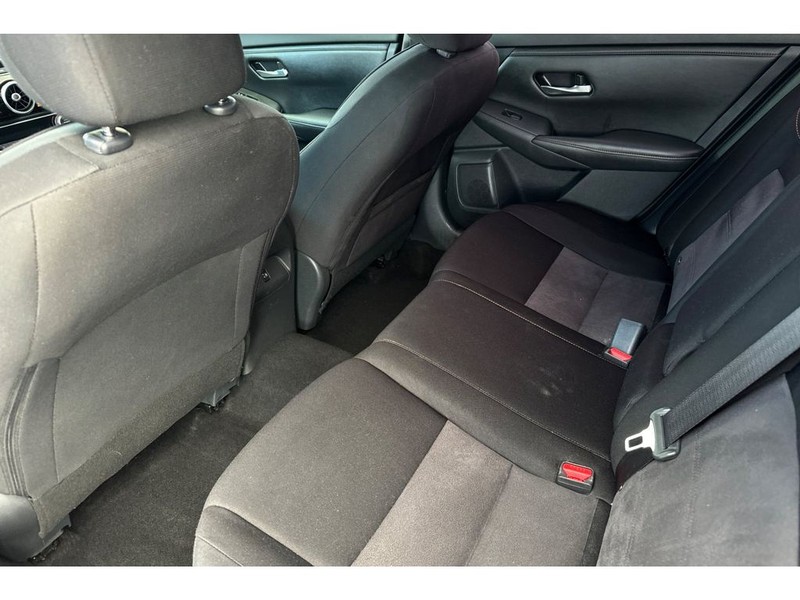 Nissan Sentra Vehicle Full-screen Gallery Image 13