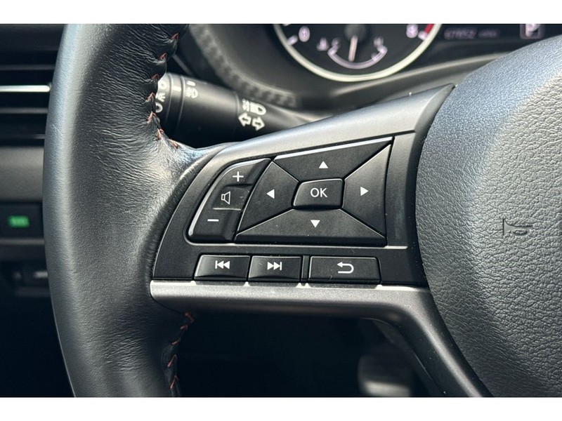 Nissan Sentra Vehicle Full-screen Gallery Image 24