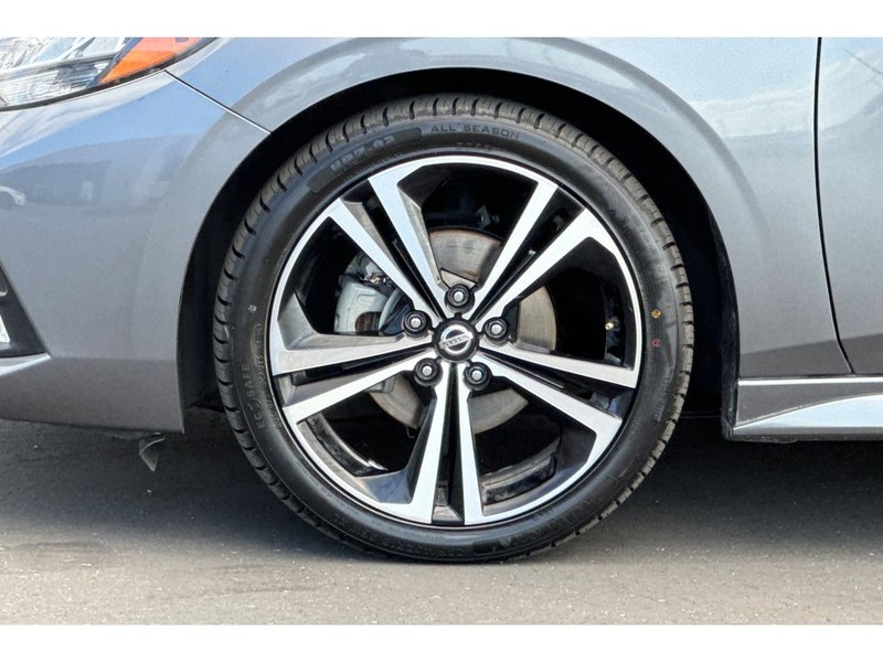 Nissan Sentra Vehicle Full-screen Gallery Image 29