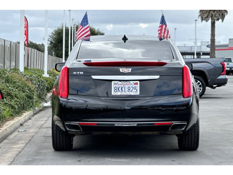 Cadillac XTS Vehicle Full-screen Gallery Image 05