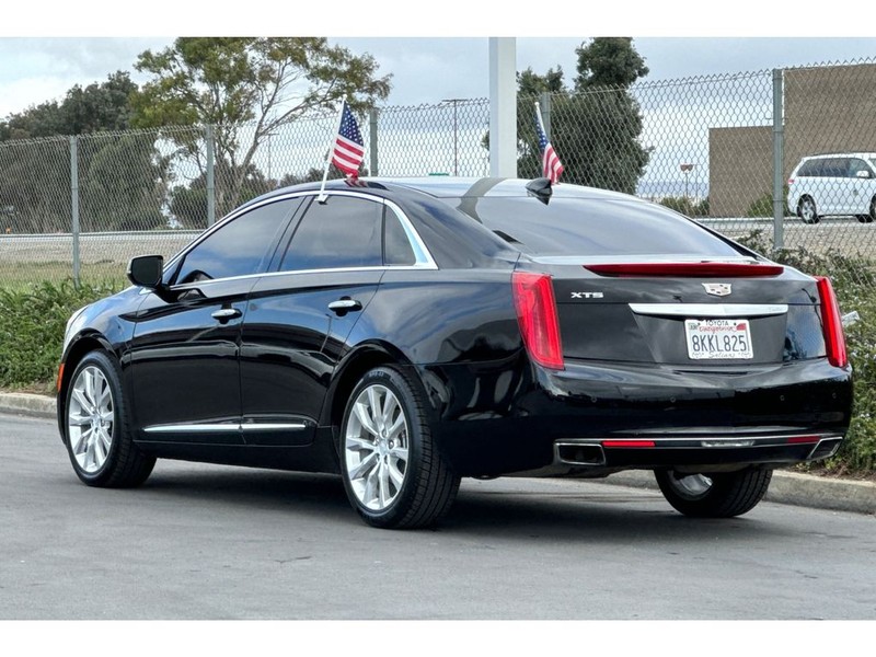 Cadillac XTS Vehicle Full-screen Gallery Image 06