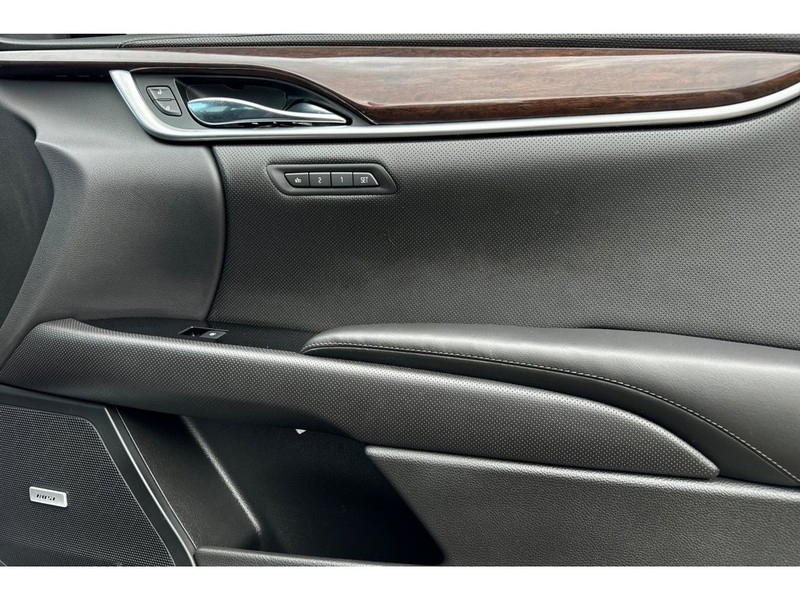 Cadillac XTS Vehicle Full-screen Gallery Image 18