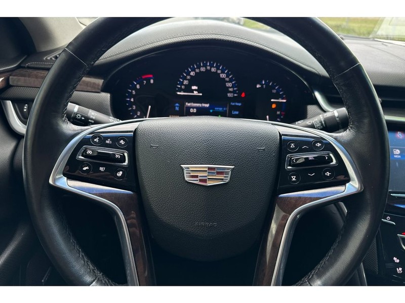 Cadillac XTS Vehicle Full-screen Gallery Image 23