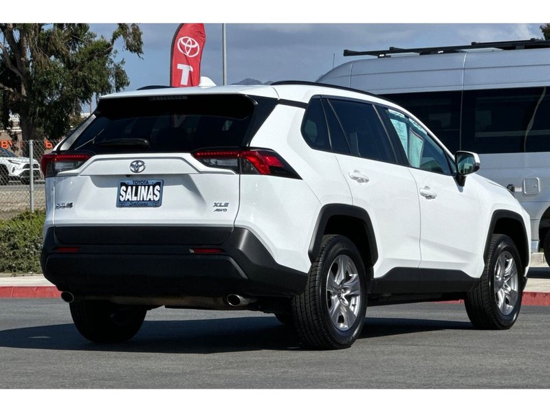 Toyota RAV4 Vehicle Full-screen Gallery Image 04