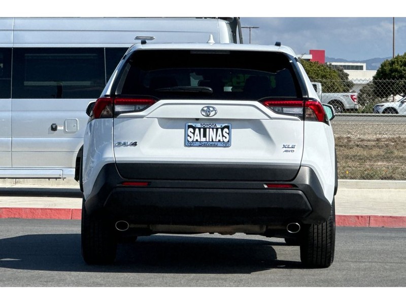 Toyota RAV4 Vehicle Full-screen Gallery Image 05