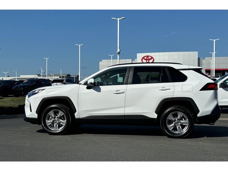 Toyota RAV4 Vehicle Full-screen Gallery Image 07