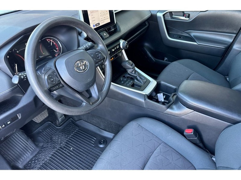 Toyota RAV4 Vehicle Full-screen Gallery Image 10