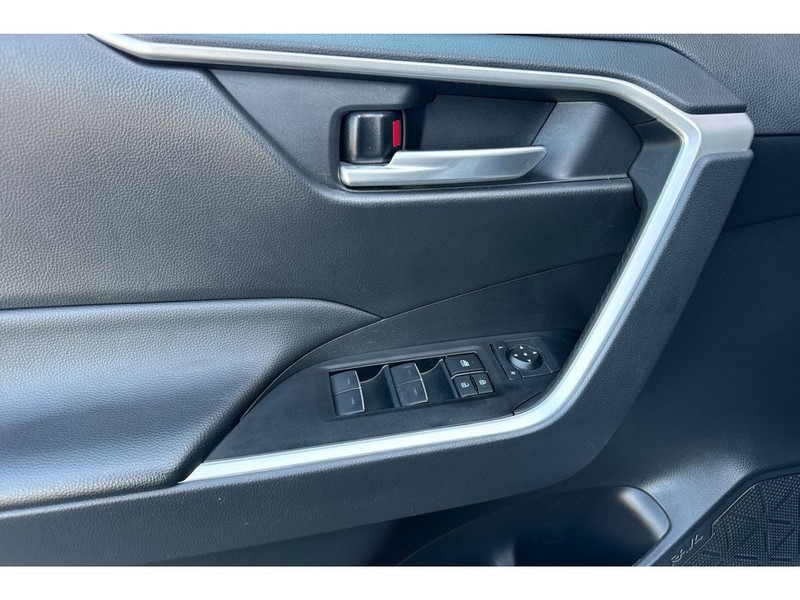 Toyota RAV4 Vehicle Full-screen Gallery Image 11