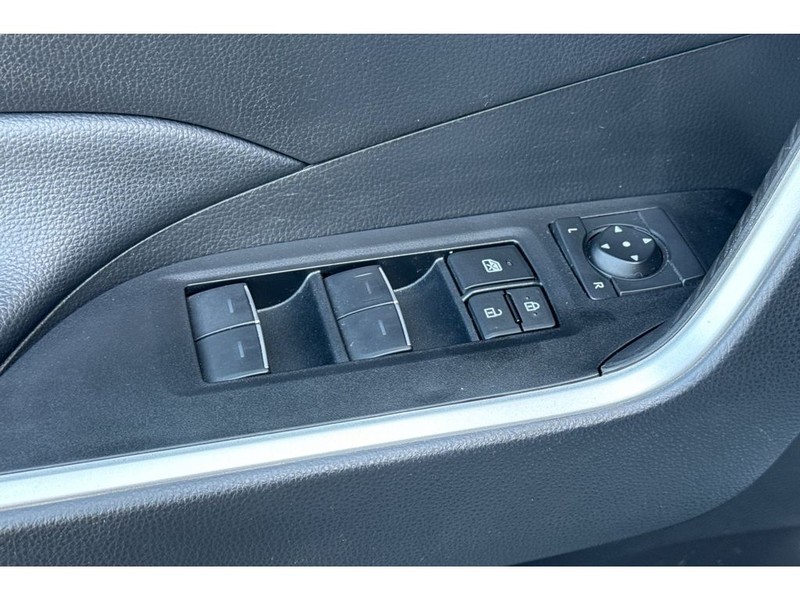 Toyota RAV4 Vehicle Full-screen Gallery Image 12