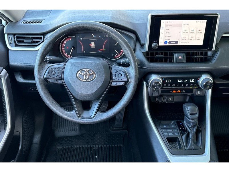 Toyota RAV4 Vehicle Full-screen Gallery Image 16
