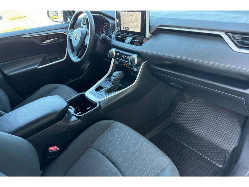 Toyota RAV4 Vehicle Full-screen Gallery Image 18