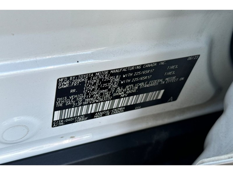 Toyota RAV4 Vehicle Full-screen Gallery Image 32