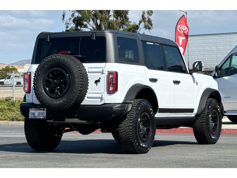 Ford Bronco Vehicle Full-screen Gallery Image 04