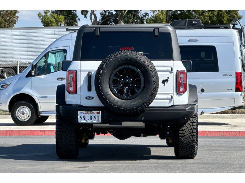Ford Bronco Vehicle Full-screen Gallery Image 05