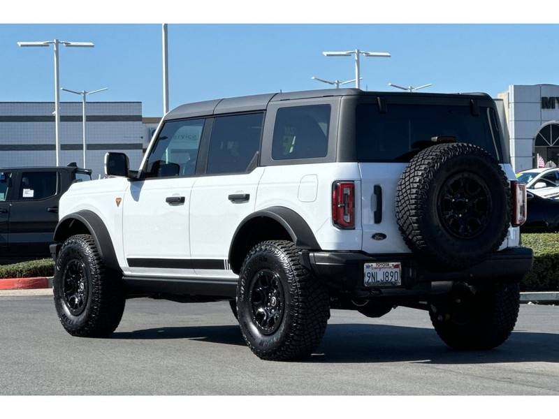 Ford Bronco Vehicle Full-screen Gallery Image 06