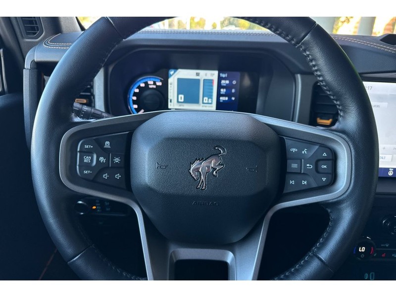 Ford Bronco Vehicle Full-screen Gallery Image 24