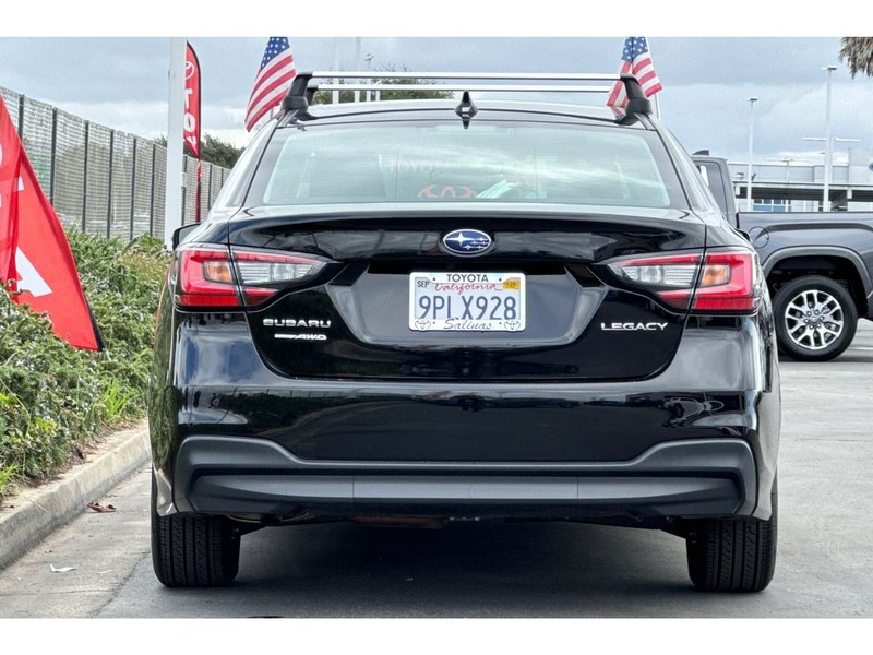 Subaru Legacy Vehicle Full-screen Gallery Image 05