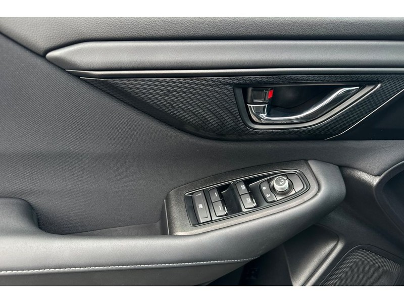 Subaru Legacy Vehicle Full-screen Gallery Image 11