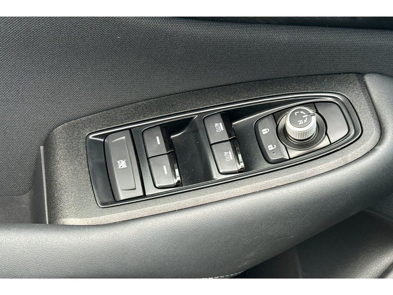 Subaru Legacy Vehicle Full-screen Gallery Image 12