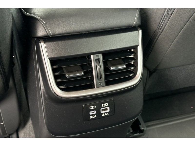 Subaru Legacy Vehicle Full-screen Gallery Image 14