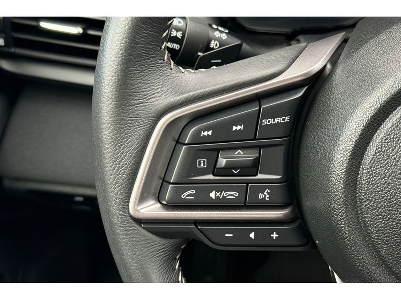 Subaru Legacy Vehicle Full-screen Gallery Image 24