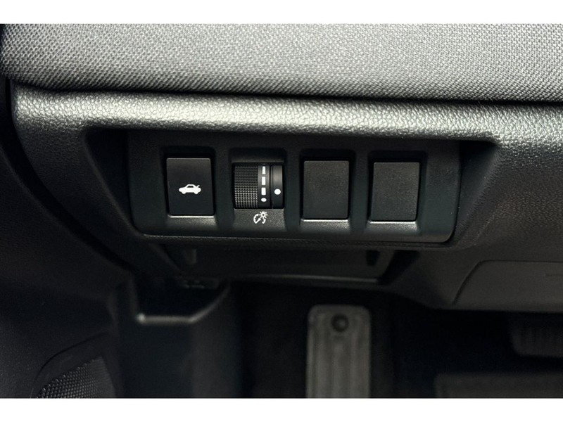 Subaru Legacy Vehicle Full-screen Gallery Image 28