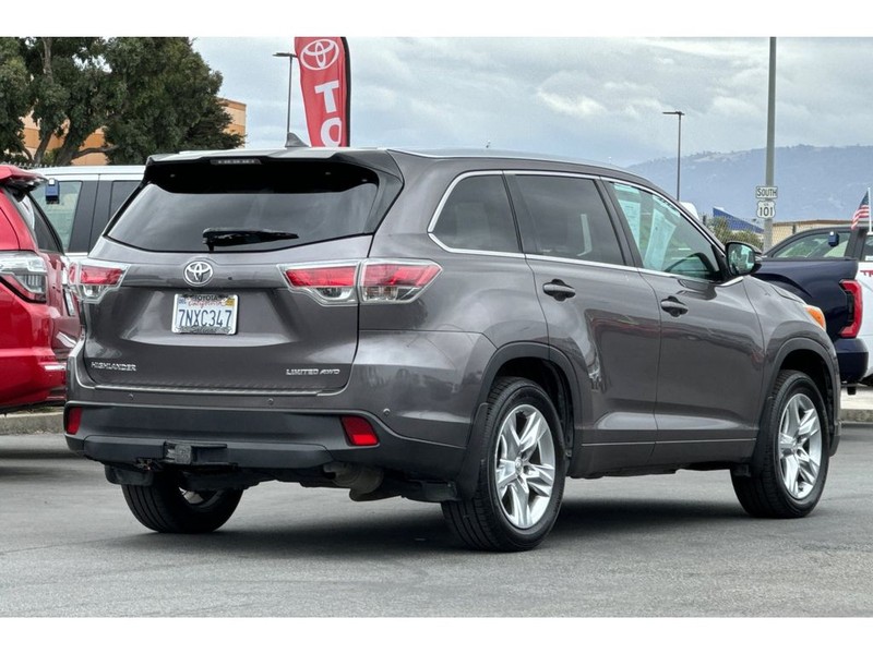 Toyota Highlander Vehicle Full-screen Gallery Image 04