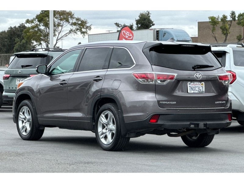 Toyota Highlander Vehicle Full-screen Gallery Image 06