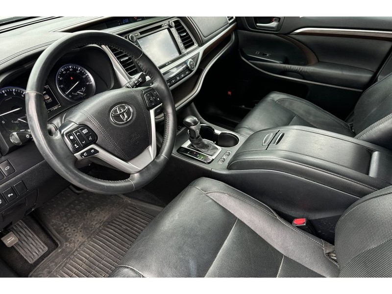 Toyota Highlander Vehicle Full-screen Gallery Image 10