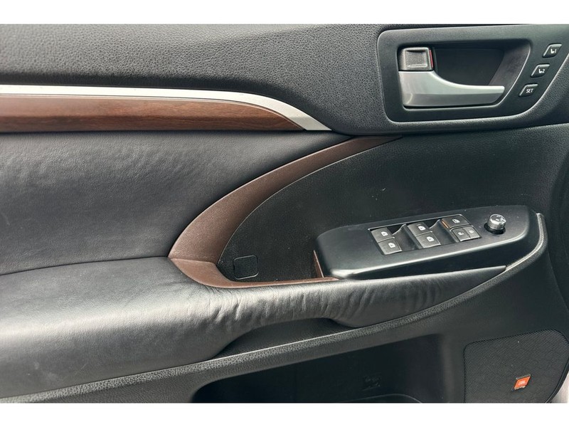 Toyota Highlander Vehicle Full-screen Gallery Image 11