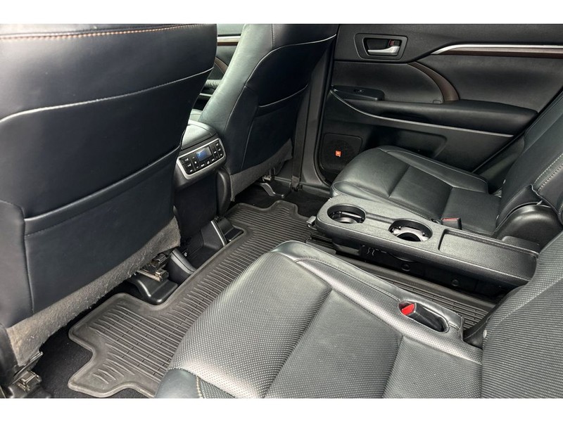 Toyota Highlander Vehicle Full-screen Gallery Image 13