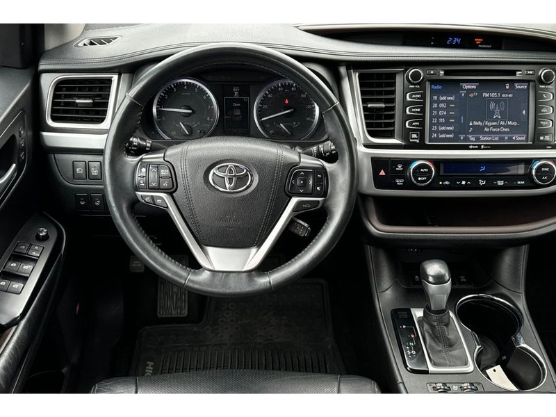 Toyota Highlander Vehicle Full-screen Gallery Image 15