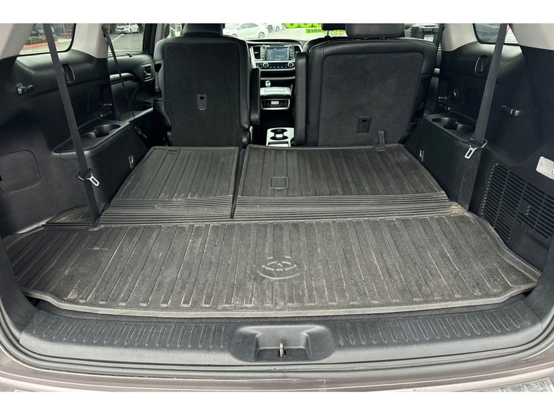 Toyota Highlander Vehicle Full-screen Gallery Image 17