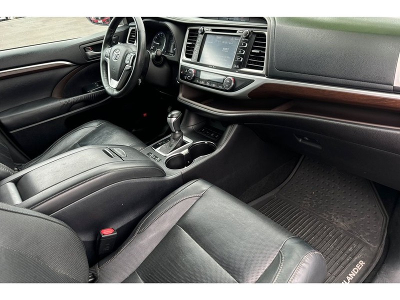 Toyota Highlander Vehicle Full-screen Gallery Image 18