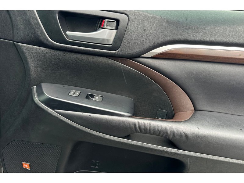 Toyota Highlander Vehicle Full-screen Gallery Image 19
