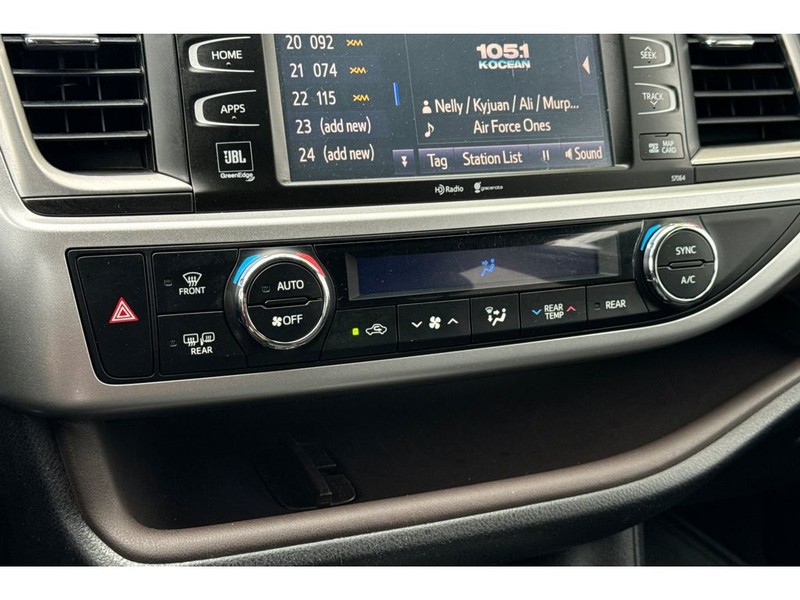 Toyota Highlander Vehicle Full-screen Gallery Image 21