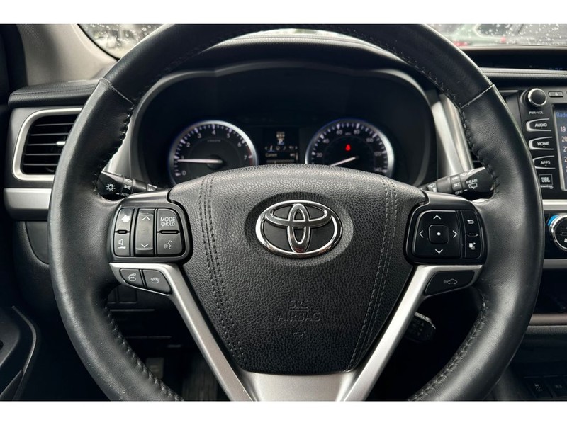 Toyota Highlander Vehicle Full-screen Gallery Image 24
