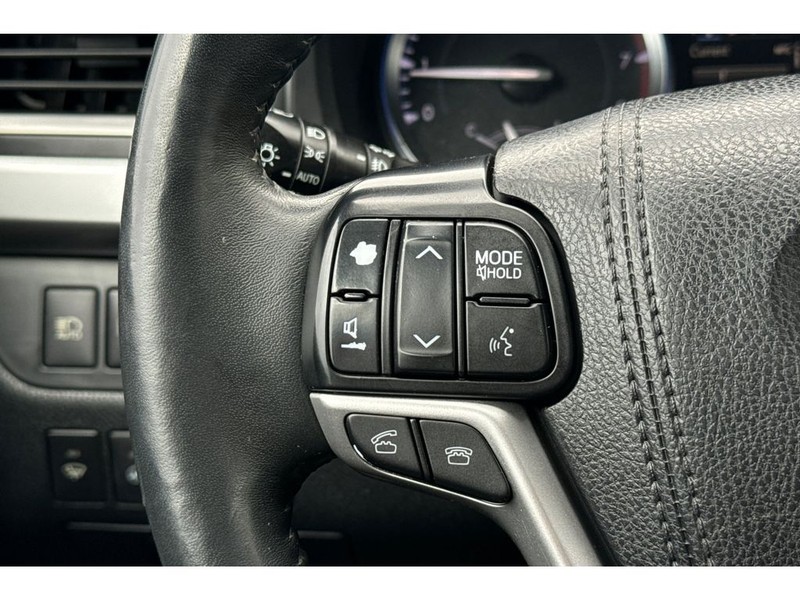 Toyota Highlander Vehicle Full-screen Gallery Image 25