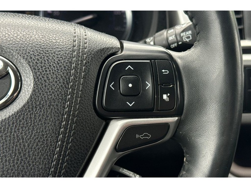 Toyota Highlander Vehicle Full-screen Gallery Image 26