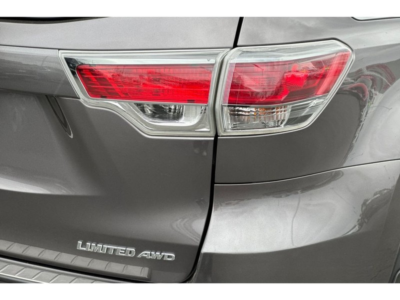 Toyota Highlander Vehicle Full-screen Gallery Image 31