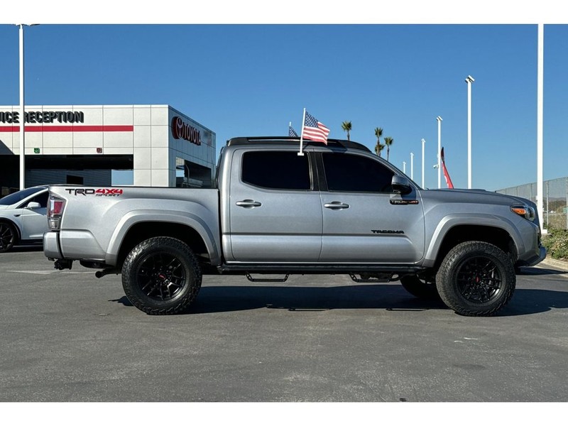 Toyota Tacoma Vehicle Full-screen Gallery Image 03